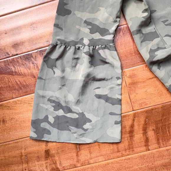 NWT Banana Republic Green Camo Bell-Sleeves Blouse L Semi-Sheer - Picture 4 of 9